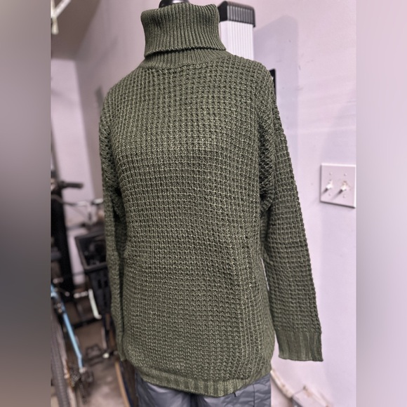 H&M Sweaters - H&M Forrest Green Turtle Neck Sweater with Textured Knit